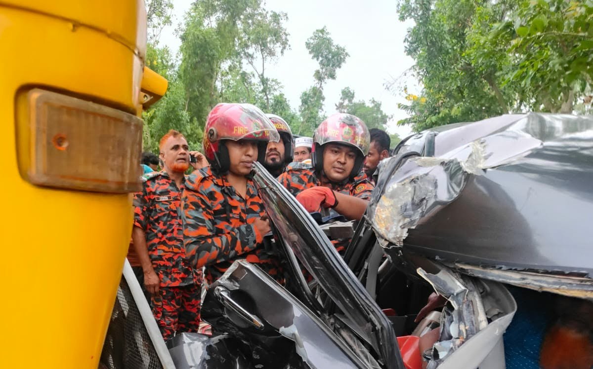 নওগাঁর মান্দায় ট্রাক-মাইক্রোবাস সংঘর্ষে আহত ৩